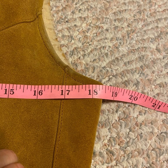 Suede leather and Sherpa vintage vest - Picture 9 of 13